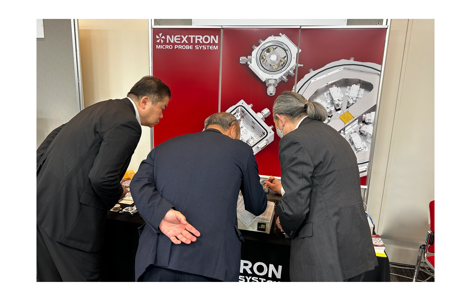 Nextron's Japanese agent explaining MPS at the 2024 MEMS Engineer Forum